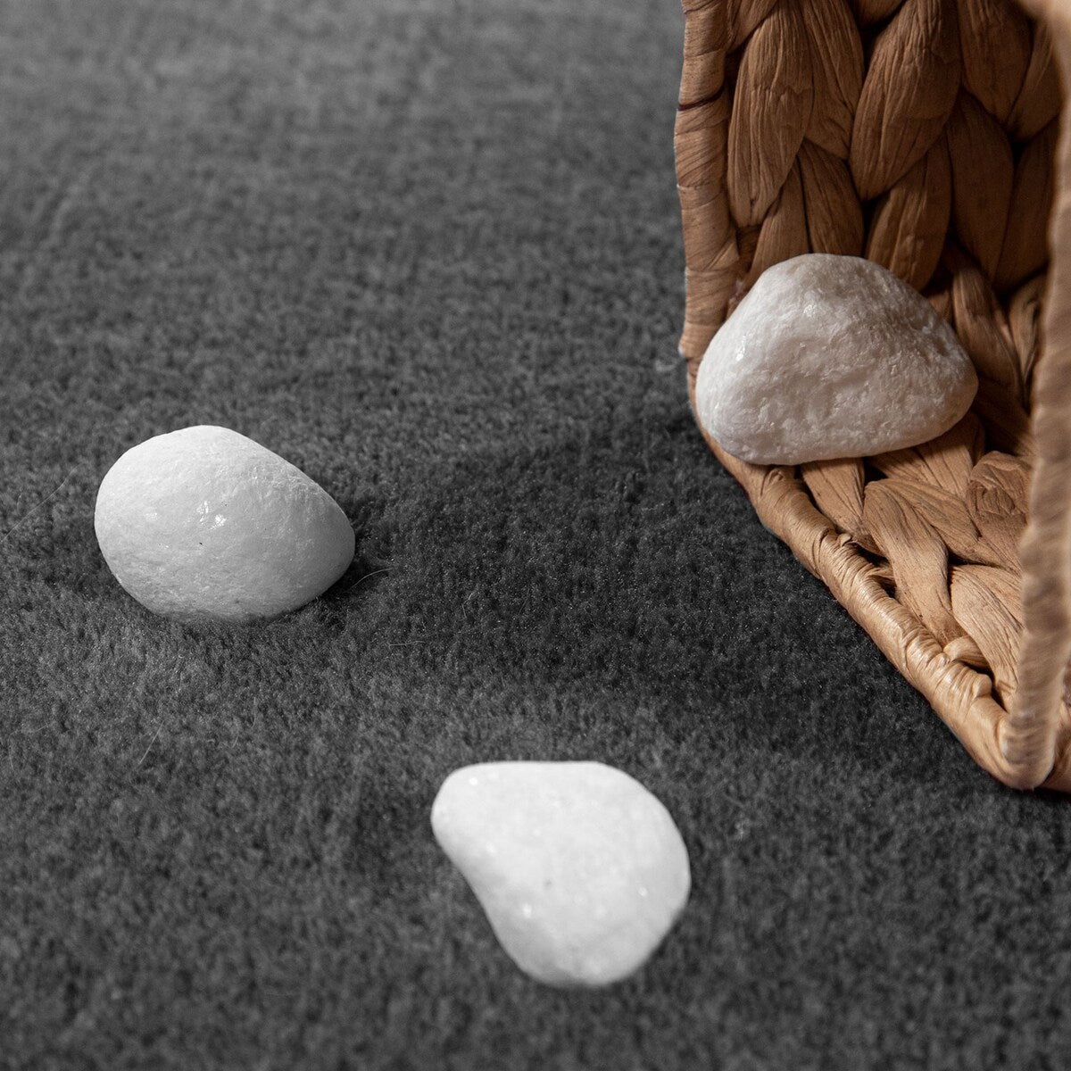 Tapis doux et lavable avec envers antidérapant, disponible en couleurs unies.