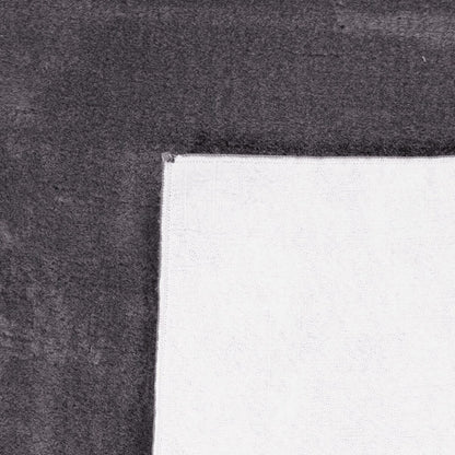 Tapis doux et lavable avec envers antidérapant, disponible en couleurs unies.