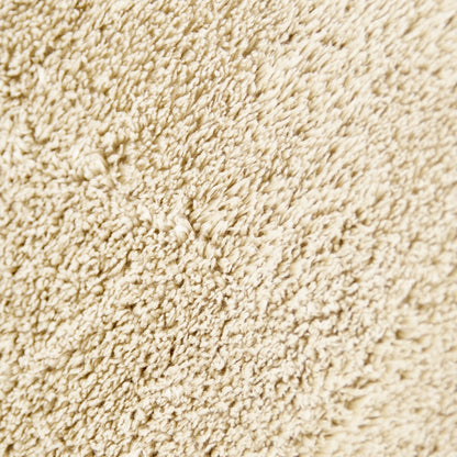 Tapis doux et lavable avec envers antidérapant, disponible en couleurs unies.