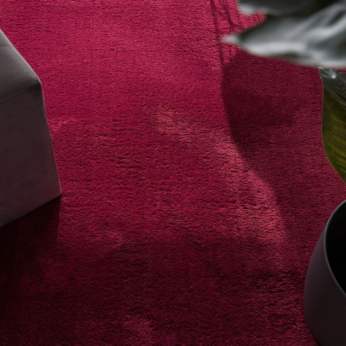 Tapis doux et lavable avec envers antidérapant, disponible en couleurs unies.