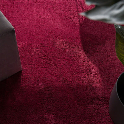 Tapis doux et lavable avec envers antidérapant, disponible en couleurs unies.