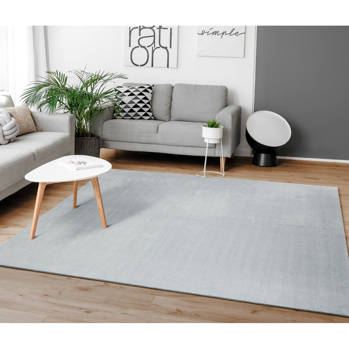 Tapis doux et lavable avec envers antidérapant, disponible en couleurs unies.