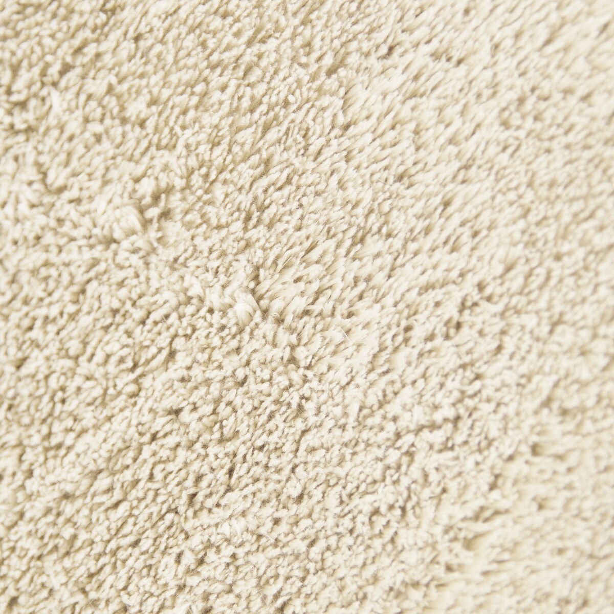 Tapis doux et lavable avec envers antidérapant, disponible en couleurs unies.