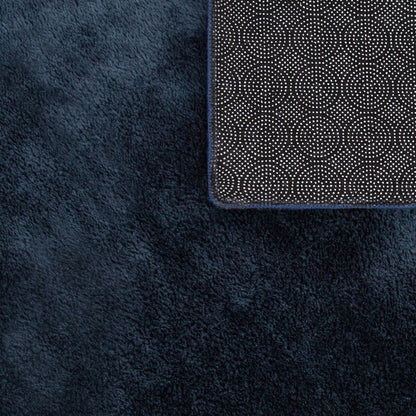 Tapis doux et lavable avec envers antidérapant, disponible en couleurs unies.