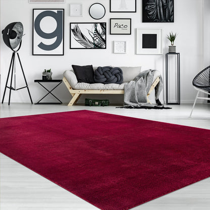 Tapis doux et lavable avec envers antidérapant, disponible en couleurs unies.
