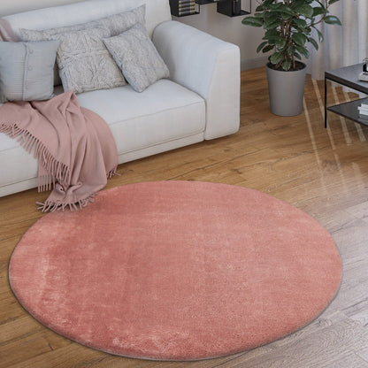 Tapis doux et lavable avec envers antidérapant, disponible en couleurs unies.