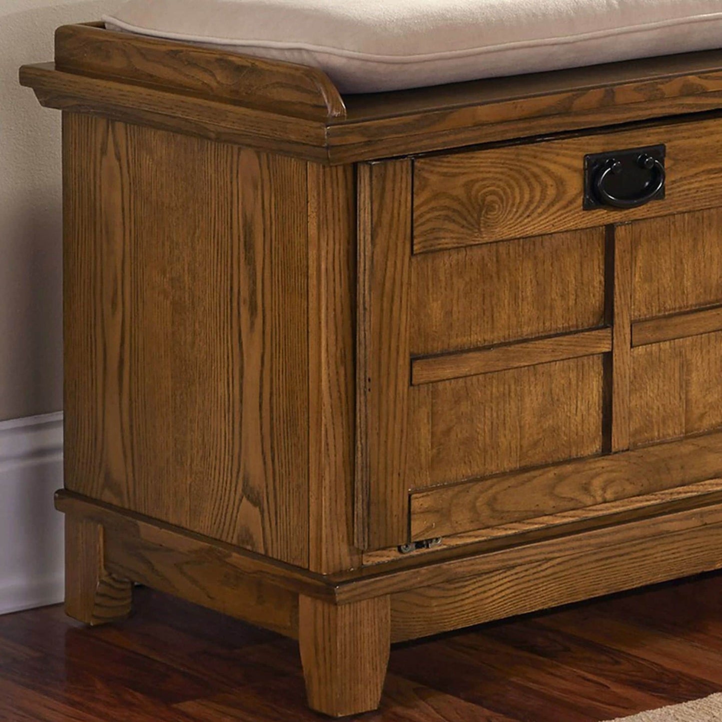 Banc de rangement rembourré en vieille pierre de la grange grise