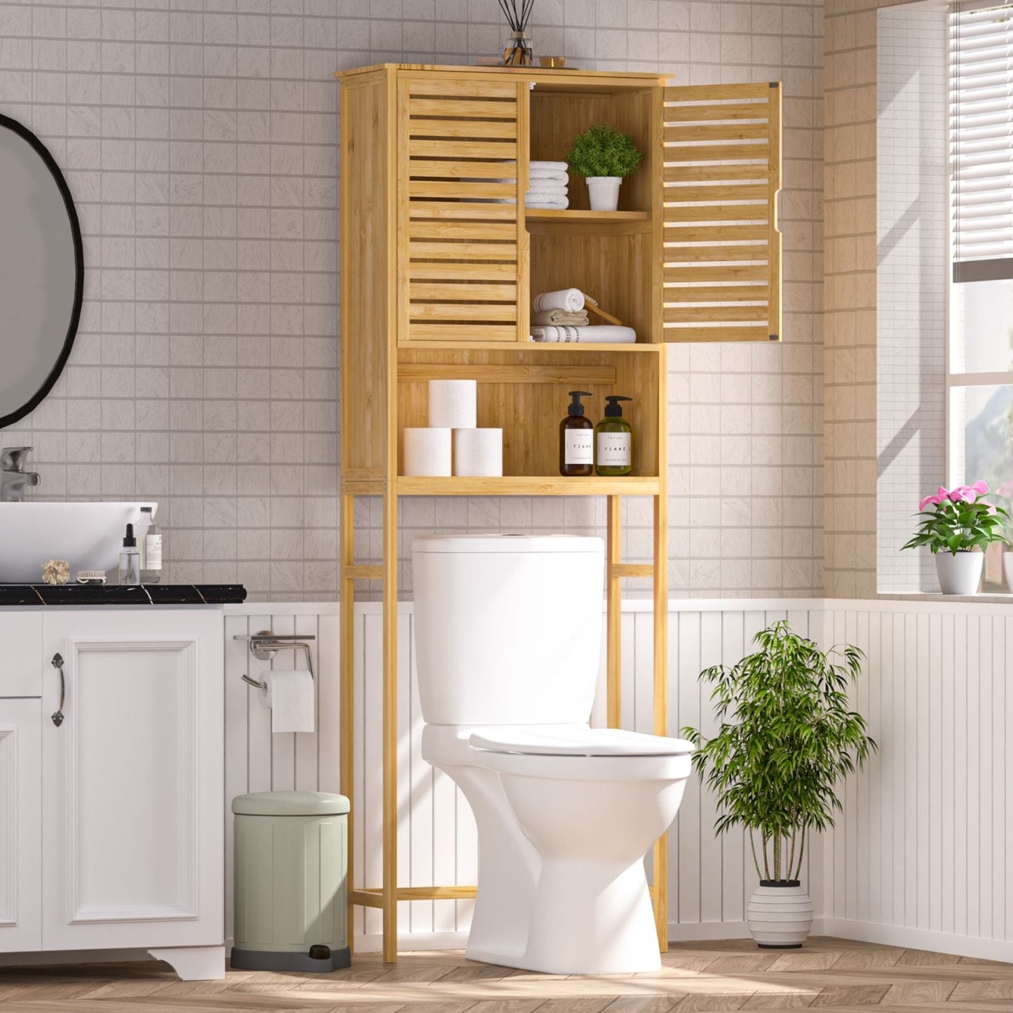 Meuble de rangement VEIKOUS en bambou à placer au-dessus des toilettes, avec étagère réglable et double porte.